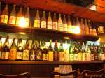 豊富なお酒と珍しいお酒がいっぱい並んだカウンター。どれにしようか迷っちゃうほど♪