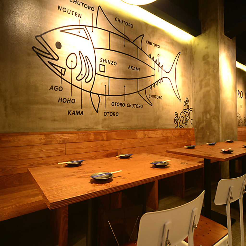 店内の壁にはマグロの大きいイラストがあり、エンターテイメント溢れたこだわりの内装です。