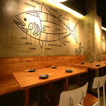 店内の壁にはマグロの大きいイラストがあり、エンターテイメント溢れたこだわりの内装です。