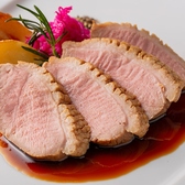 おすすめのお肉料理は「鴨肉のロースト 赤ワイン香ばしソース」。鴨肉は柔らかく、赤ワインソースのコクと香りがたまらない逸品です。盛り付けも華やかで記念日や誕生日などのデートのディナーにもおすすめです。