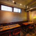 最大10人掛けのテーブル席。店内を見渡すことができとてもリラックスできる席になっております！恋人や親友や女子会にぴったりのお席ですのでゆったり会話したい人にオススメです♪