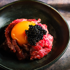 キャビアのせ　和牛ユッケ