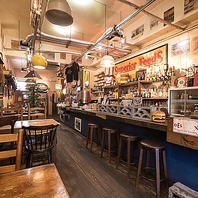 現地で集めた雑貨が並ぶアメリカンな店内