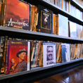 映画好きのオーナーが集めた数多くの映画を取り揃えております。店内には、大きなTVが設置しておりますのでお食事を楽しみながら映画を楽しめます。ご希望がございましたら直接オーナーへお問合せ下さい。貸切の場合は、持ち込みDVDも対応しておりますので少人数での誕生日や歓送迎会などのサプライズにご利用下さい。