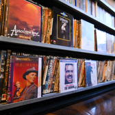 映画好きのオーナーが集めた数多くの映画を取り揃えております。店内には、大きなTVが設置しておりますのでお食事を楽しみながら映画を楽しめます。ご希望がございましたら直接オーナーへお問合せ下さい。貸切の場合は、持ち込みDVDも対応しておりますので少人数での誕生日や歓送迎会などのサプライズにご利用下さい。