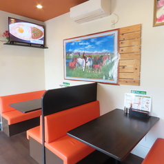 広々としたテーブル席は、お1人様からご家族、グループまで幅広いシーンでご利用いただけます◎ゆったりとした空間で、自慢の料理を心ゆくまでお楽しみください♪