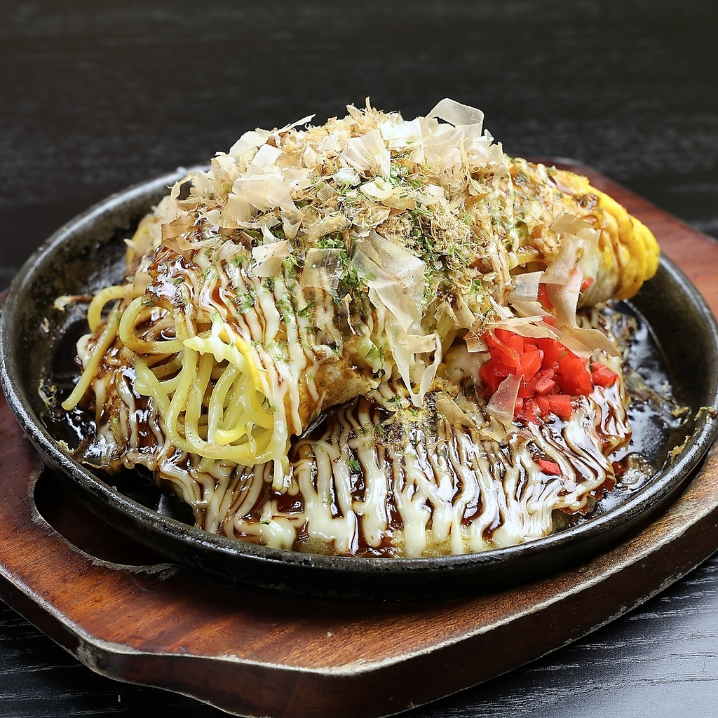 お一人様からご利用できるカウンター席を完備！テーブル席もありますのでグループでの食事にもぜひ★