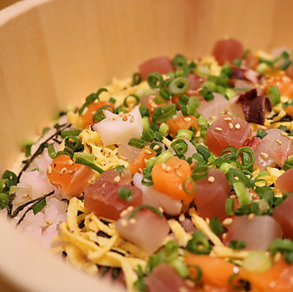 新鮮な魚介を散りばめた見た目にも豪華なちらし寿司