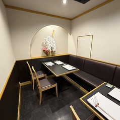 当店では、貸切も可能で、最大13名までご利用いただけます。落ち着いた雰囲気の中で、プライベートな集まりや特別なイベントに最適です。広々としたスペースは、家族や友人との楽しい会話を楽しむのにぴったり。温もりのあるインテリアが心を和ませ、リラックスした時間を提供します。特別なひとときを、お楽しみください★