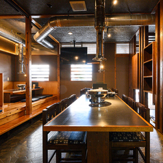 落ち着いた雰囲気のテーブル席は、程よい距離感で過ごせる心地よい空間。気軽な食事から少人数の集まりまで使いやすく、美味しい焼肉をゆっくり楽しめる人気のお席です。