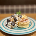 料理メニュー写真 塩キャラメルとクラッシュオレオのパンケーキ