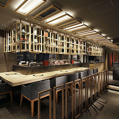 お一人様歓迎のカウンター席は、開放感があり、友人との会話が弾む心地よい空間。お仕事帰りのお食事やチョイ飲みに◎