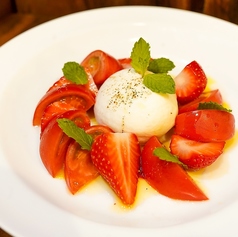 季節のフルーツとフルーツトマトとブッラータチーズのカプレーゼ