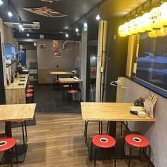 仲間との食事会や女子会にぴったりのテーブル席は、リーズナブルに楽しむ居酒屋体験にぴったりです♪多彩なおつまみやドリンクを囲みながら、みんなでワイワイと笑顔も溢れるひとときを楽しめます!
