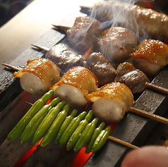 自慢の比内地鶏炭火串焼をご堪能ください。の写真