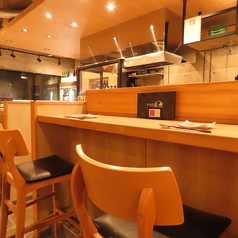 和のモダンな店内は落ち着いた雰囲気はデートや記念日にぴったり。お一人様も大歓迎。こだわりの備長炭で焼き上げるライブ感をお楽しみいただけます！