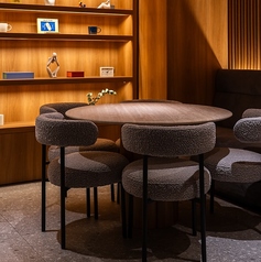 円型のテーブル　3名から6名様