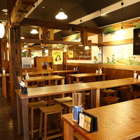 飛騨の古民家を思わせる店内