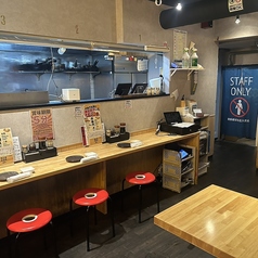 おひとり様でも気軽に利用できるカウンター席もご用意!豊富な焼酎やカクテルを楽しみながら、お酒にぴったりなおつまみや一品料理をゆったりと味わえます♪仕事帰りのチョイ飲みにもぴったりです!