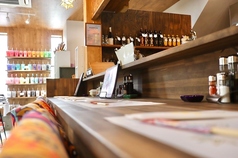 ソファータイプの1人がけのお席を5席ご用意させていただいております！スタッフとの会話を楽しんでいただくのもよし！お一人でしっぽりおくつろぎいただくのもよし！お連れ様同士で楽しんでいただくのももちろんよしです！