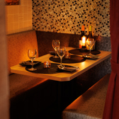 落ち着いた照明とナチュラルな空間で、ゆっくりと過ごせるデートにもおすすめ。肉料理とワインで大人時間を。