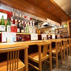 カウンターのお席は、1名様からご利用いただけます。仕事帰りの一杯や、2軒目、3軒目などにぴったりです。料理人との会話を楽しみながら、1日の疲れを美味しい魚とお酒で癒されてみてはいかがでしょうか。