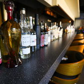 ボトラーズウイスキーが並ぶカウンターでお好きなウイスキーを見つけて下さい。ボトラーズウイスキーを飲んでみたい、ウイスキーを知りたい、もちろんウイスキー好きの方も。気になるウイスキーがあればスッタフがそのウイスキーの特徴や説明。そして合うチーズなどご紹介致します。