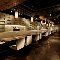 広々としたフロアに洗練されたソファーテーブル席がございます。4名、8名、12名、16名、20名様～人数に応じてご対応可能です。人数のご相談もお気軽に承ります。