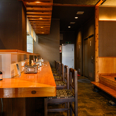 ライブ感溢れるカウンター席は、焼ける音や香りを間近に感じられる特等席。横並びで楽しめるためデートにも最適で、自然と会話が弾む心地よい時間をお過ごしいただけます。