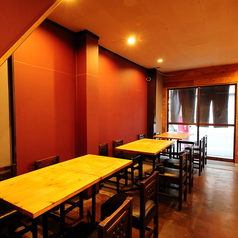 少人数から気軽に楽しめる、温かな雰囲気が自慢です。お一人様での一杯や、気心知れたご友人との語らいに。肩肘張らずに過ごせる空間で店主がその日仕入れた自慢の逸品を。仕事帰りや日常のちょっとした贅沢など、様々なシーンで気兼ねなくご利用いただけます。その日一番の「旨いもの」をご用意してお待ちしております。