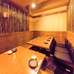 6名～8名様用完全個室木の温もりを感じられる空間で、ゆっくりと地鶏料理をお楽しみください。