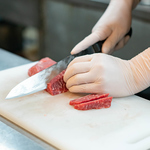 ミートアカデミーで学んだ職人が、肉を一枚ずつ丁寧に手切り。最適な状態で肉の旨味を引き出します！