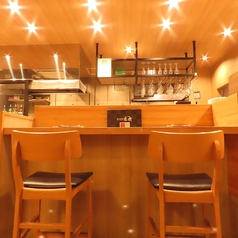 ゆっくりお寛ぎ頂けるカウンター席をご用意。店主がお客様のペースに合わせて焼き鳥をご提供致します。お一人様でのご利用はもちろん、接待や記念日など大切なシーンに◎厳選した日本酒、ワインとの相性も抜群。