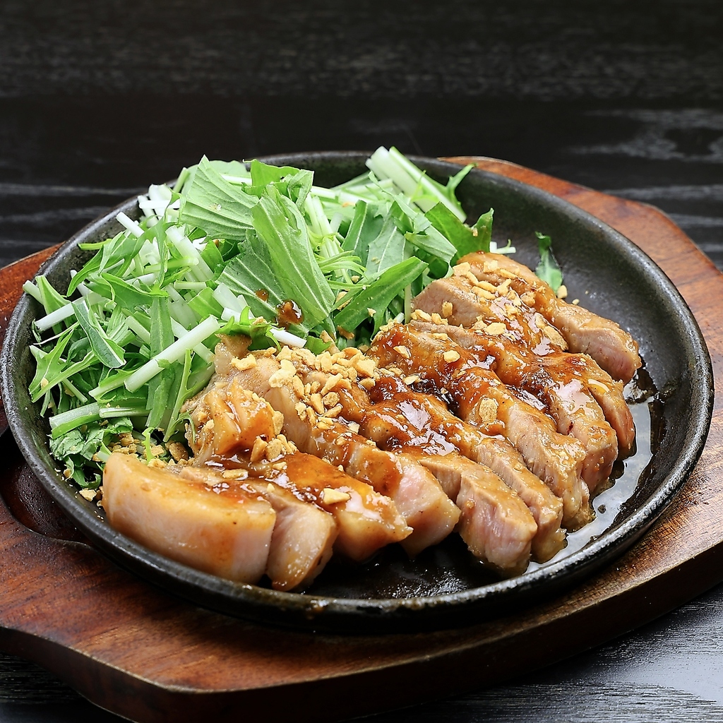 鉄板焼きをはじめとする多彩な料理はお酒との相性もばっちり★美味しく食べて飲んで、飲み会を満喫♪