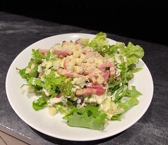 濃厚チーズとベーコンのシーザーサラダ