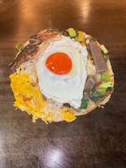 あじくらやスペシャル【いか・豚・すじ・赤彩卵 目玉焼き】