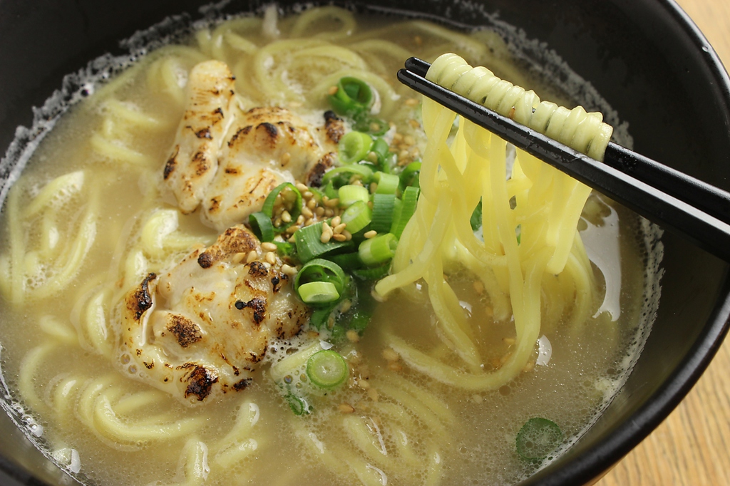 〆は濃厚な鶏白湯スープが美味いラーメンで♪