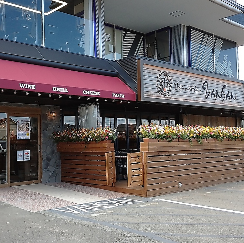 おしゃれな外観♪ランチやご家族でのお食事、女子会など様々なシーンでご利用ください。