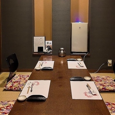 【2階座敷個室（6名様×1／8名様×2／10名様×1）】趣のある空間で蟹料理を楽しむ。2階は広々とした和室の座敷個室をご用意。ゆったりとリラックスしながら蟹料理が楽しめる落ち着きのあるお席となっております。接待やご宴会、お食事など、シーンに合わせてご利用ください。