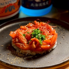 濃厚サーモンユッケ 卵黄載せ