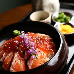 ・炭香るサーモン親子のお櫃飯 ~ 玄米茶出汁~