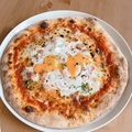 料理メニュー写真 ベーコン&半熟卵のピザ