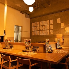 絶妙なタイミングでお食事、お飲物をご提供させて頂きます。人気のカウンター席は横並びにお座りいただけるので、大切な方とのお食事や接待利用にも最適です。臨場感あふれるカウンター席で、四季折々のお料理と地酒を心ゆくまでご堪能ください。