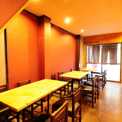 会社帰りにサクッと一杯。店主がその日市場で見極めた自慢の鮮魚と、酒の進む逸品料理を楽しめるお店です。肩肘張らずに過ごせる雰囲気の中、素材の良さを活かした手作りの味を。お一人様のリフレッシュから、気心知れた仲間との語らいまで、店主自慢の「旬の味覚」を心ゆくまでご堪能ください。