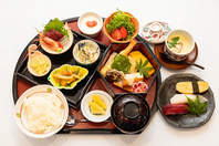定食ご飯大盛り無料やお得な乾杯ドリンクなど特典も充実