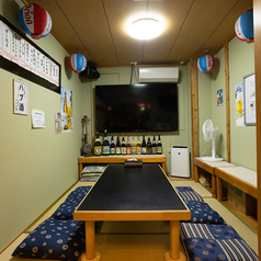 【お座敷席(3~6名様用)】足を伸ばしてゆったりとくつろげる、人気のお座敷席。沖縄民謡が流れる店内で、本場沖縄の雰囲気をお楽しみいただけます◎