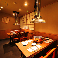 店の一画に佇む半個室の落ち着いた空間。和モダンなしつらえが大人の雰囲気を醸し出す。座り心地の良いダイニングチェアでゆったりと語らいのひとときを。