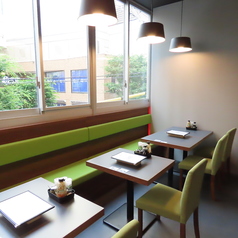 【心地よいテーブル席配置◎】当店では、テーブル席を周囲を気にせずリラックスできるように配置しています。美味しい料理と共に、ゆったりとした時間をお楽しみください。