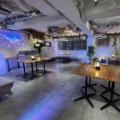 イスやテーブルは移動させることができ自由自在なので、6名や10名様などの予約でも問題無し！昼宴会には心地よい空間。