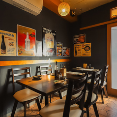 デートや気の合う友人との食事にぴったりの二人席。落ち着いた空間で、旬の串揚げやお酒をゆったり楽しめます。隣を気にせず会話も弾むので、串揚げとお酒を味わいながら、特別なひとときを過ごすのにおすすめです。